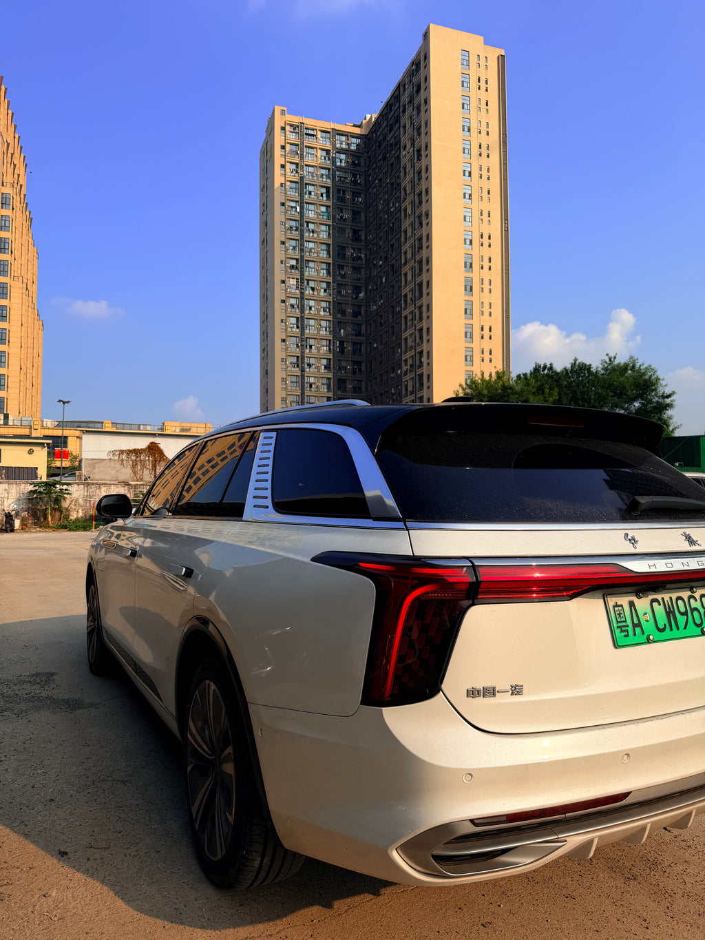 2021 Hongqi E-HS9